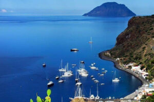 Alicudi vista da Filicudi
